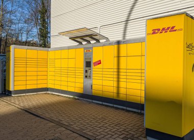 Paketleri almak ve göndermek için DHL Paket İstasyonu - SAARBRUECKEN ŞEHRİ, Almanya - 24 HAZİRAN 2022