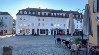 Saarbruecken 'in merkezindeki St. Johann Meydanı popüler bir yerdir - SAARBRUECKEN, ALMANY - 24 HAZİRAN 2022