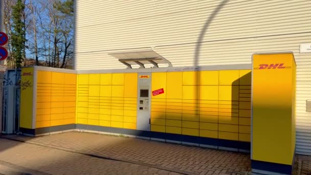 Dhl Packstation Für Abholung Und Versand Von Paketen Stadt Saarbrücken — Stockvideo