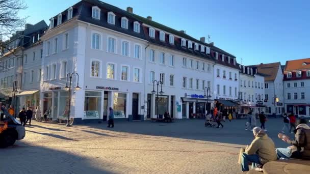 Saarbruckenの中心部にあるセントヨハン市場広場は人気のある場所です ドイツのSaarbrucken市 2022年1月24日 — ストック動画
