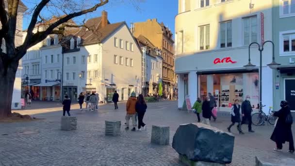 Saarbruckenの中心部にあるセントヨハン市場広場は人気のある場所です ドイツのSaarbrucken市 2022年1月24日 — ストック動画