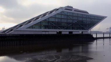 Hamburg 'daki Modern Dockland ofis binası - HAMBURG, GERMANY - 25 Aralık 2021