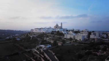 İtalya 'nın Locorotondo köyü. Yukarıdan bakıldığında, seyahat fotoğrafçılığı.