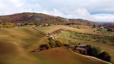 İtalya 'da renkli Toskana - yukarıdan tipik manzara ve kırsal alanlar - seyahat fotoğrafçılığı