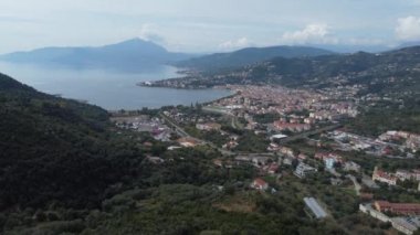 İtalya 'nın batı kıyısındaki güzel Sapri köyü - hava manzarası - seyahat fotoğrafçılığı