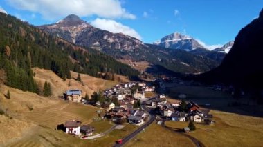 Güney Tyrol İtalya 'daki Dolomitler' in küçük bir köyü - hava manzarası - seyahat fotoğrafçılığı