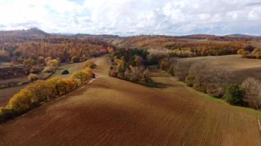 İtalya 'da renkli Toskana - yukarıdan tipik manzara ve kırsal alanlar - seyahat fotoğrafçılığı