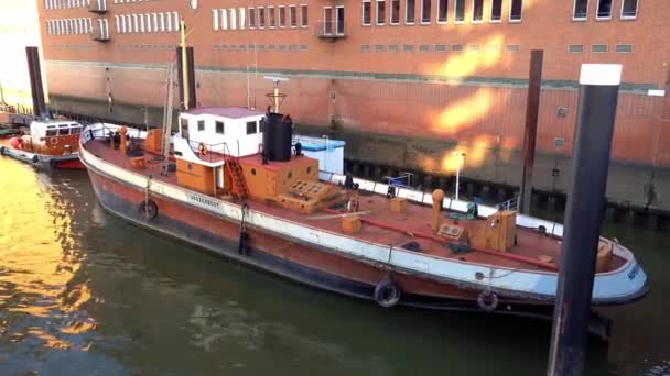 Παλαιά Ξύλινη Βάρκα Στο Λιμάνι Του Αμβούργου Hamburg Γερμανια Δεκεμβρίου — Αρχείο Βίντεο