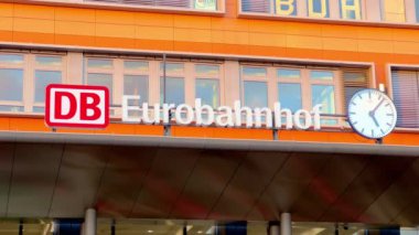 Saarbruecken Merkez İstasyonu - Eurobahnhof adı verilen ana tren istasyonu - SAARBRUECKEN, ALMANY - Şubat 02, 2022