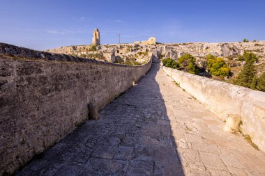 Puglia 'daki tarihi Gravina köyü ünlü su kemeri köprüsü - seyahat fotoğrafçılığı