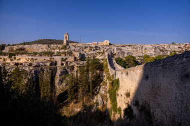 Puglia 'daki tarihi Gravina köyü ünlü su kemeri köprüsü - seyahat fotoğrafçılığı