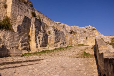 Puglia 'daki tarihi Gravina köyü ünlü su kemeri köprüsü - seyahat fotoğrafçılığı