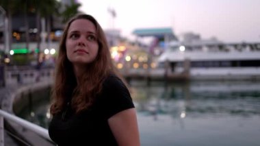 Miami Bayside 'da genç bir kadın. Akşamları yakın çekim.