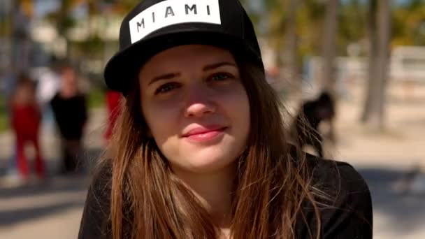 젊은 여자가 사랑하는 마이애미의 뜨거운 햇살 — 비디오