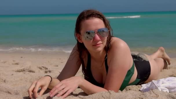 Młoda szczęśliwa kobieta relaksuje się w Miami Beach w słoneczny dzień — Wideo stockowe