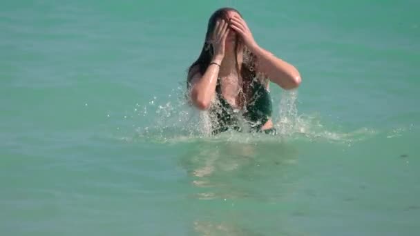 Hermosa mujer en traje de baño disfruta del agua azul del océano en Miami Beach — Vídeos de Stock