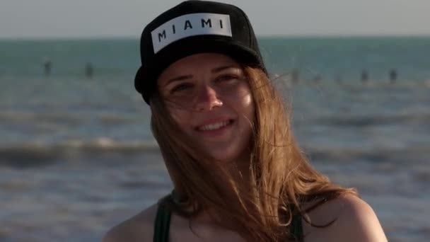 Красивая молодая женщина в купальнике на пляже Ки-Уэст — стоковое видео