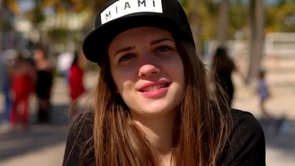 Jeune jolie femme jouit du soleil de Miami Beach — Video