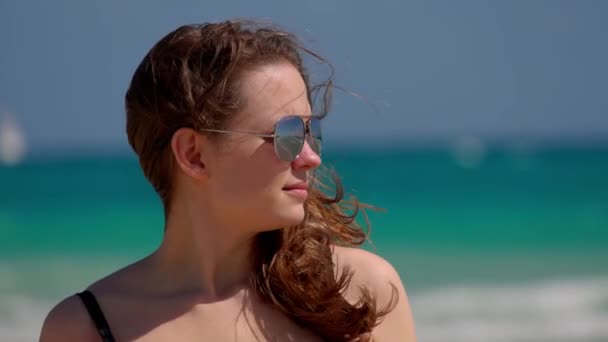 Zblízka záběr krásné dívky na pláži - zpomalení — Stock video