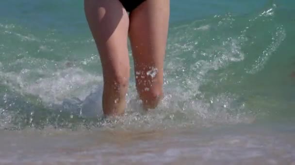 Linda chica relajándose en la playa en sus vacaciones de verano en Florida — Vídeos de Stock