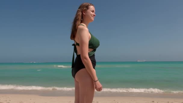 Krásná žena v plavkách má modrý oceán vody na Miami Beach — Stock video