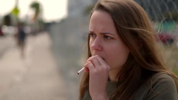 不满意的年轻女人点烟 — 图库视频影像