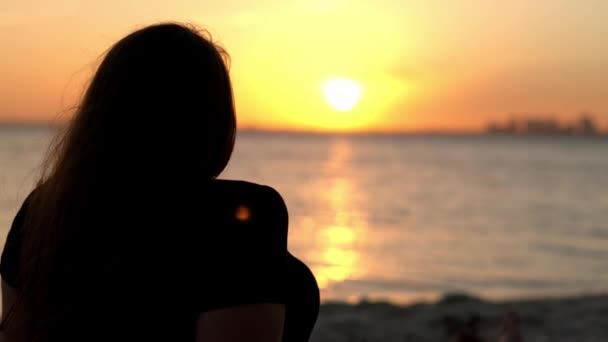 Kvinna slappnar av på stranden i Miami vid solnedgången - vacker siluett skott — Stockvideo