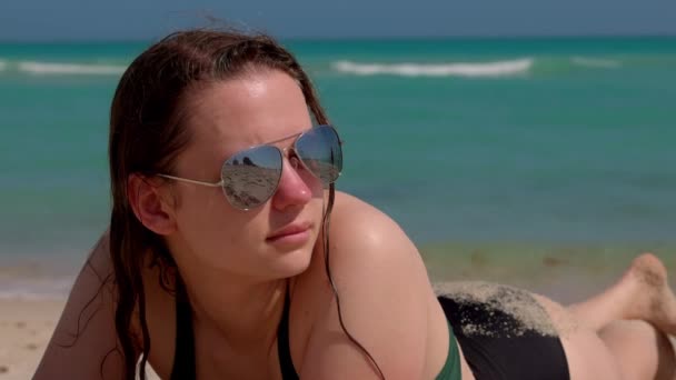 Νεαρή ευτυχισμένη γυναίκα χαλαρώνει στο Miami Beach σε μια ηλιόλουστη μέρα — Αρχείο Βίντεο