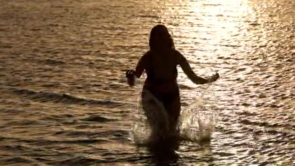 Krásná žena má teplou mořskou vodu v Miami při západu slunce — Stock video