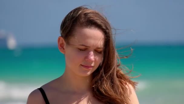 Крупним планом знімок красивої дівчини на пляжі повільний рух — стокове відео