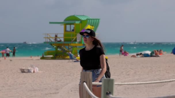 Mulher bonita caminha ao longo de Miami Beach em um dia ensolarado — Vídeo de Stock