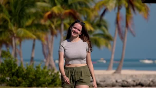 Jeune femme marchant sur une plage paradisiaque des Caraïbes — Video