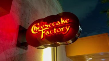 Coral Gables Miami 'deki Chessecake Factory Restoranı - MIAMI, Birleşik Devletler - 20 Şubat 2022
