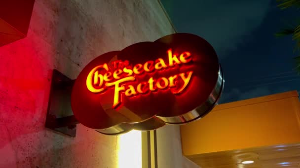 Chessecake Factory étterem Coral Gables Miami - MIAMI, EGYESÜLT ÁLLAMOK - 2022. február 20. — Stock videók