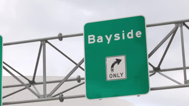 Signe de direction vers Bayside au Miami Downtown — Video
