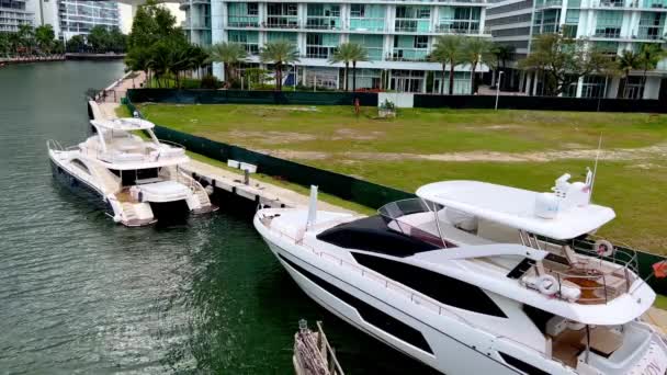 Brickell 'deki Miami Nehri' ndeki tekneler - MIAMI, Birleşik Devletler - 20 Şubat 2022 — Stok video