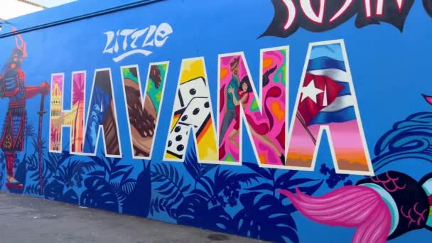 Le quartier coloré de Little Havana avec la célèbre Calle Ocho - MIAMI, ÉTATS-UNIS - 20 FÉVRIER 2022 — Video