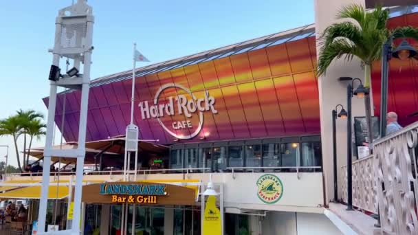 ベイサイドマーケットプレイスのハードロックマイアミレストラン-アメリカ,マイアミ- 2022年2月20日 — ストック動画