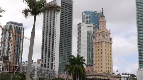 De grote wolkenkrabbers en Freedom Tower in Miami Downtown — Stockvideo