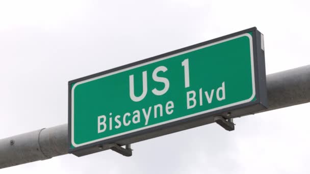 Straßenschild Biscayne Blvd in Miami — Stockvideo
