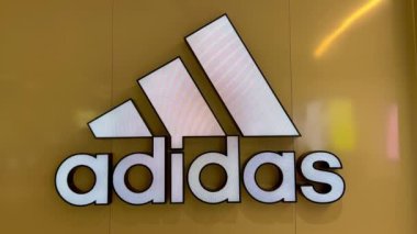 Bir outlet merkezindeki Adidas ayakkabı mağazası - Fort Lauderdale, Birleşik Devletler - 20 Şubat 2022