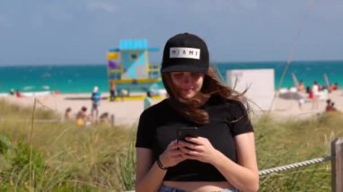 Miami Beach 'teki güzel kadın mesaj yolluyor.