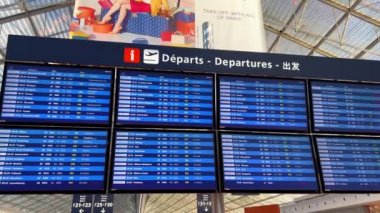 Paris Havalimanı Charles de Gaulle CDG 'de kalkış bilgilendirme masası - PARIS, FRANCE - 21 Şubat 2022