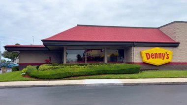 Florida 'daki Dennys Amerikan Lokantası - MIAMI, Birleşik Devletler - 20 Şubat 2022