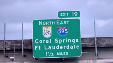 Florida otoyolundaki tabela Ft Lauderdale ve Coral Springs 'i gösteriyor.