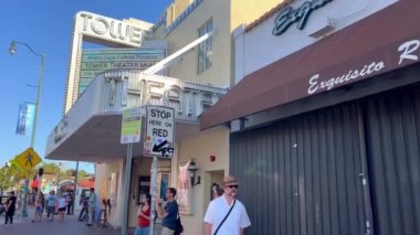 Ünlü Calle Ocho - MIAMI, Birleşik Devletler - 20 Şubat 2022 Renkli Havana Bölgesi