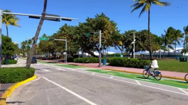 Güneşli bir günde Miami Plajı 'nda okyanus yolculuğu - MIAMI, Birleşik Devletler - 20 Şubat 2022