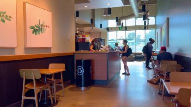 Starbucks Cafe dinlenmek ve kahvaltı etmek için popüler bir yerdir - MIAMI, Birleşik Devletler - 20 Şubat 2022