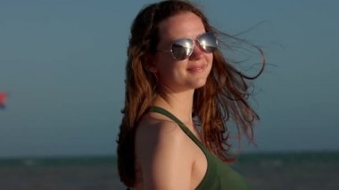 Key West sahilinde mayo giymiş güzel bir kadın.