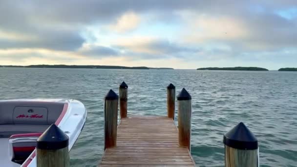 Bayside Marina en Islamorada es un lugar popular para relajarse y disfrutar de la puesta de sol - ISLAMORADA, ESTADOS UNIDOS - 20 de FEBRERO de 2022 — Vídeo de stock